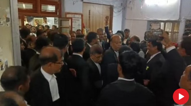 हाईकोर्ट अधिवक्ताओं के दो गुट हुए आमने-सामने, मारपीट के चलते मची रही अफरातफरी