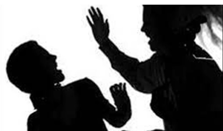 सास ने खाना बनाने में देरी की, तो बहू ने गर्म तवे से कर दिया हमला, थाने पहुंचा मामला