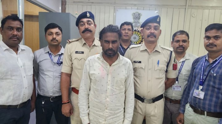 CM विष्णुदेव साय की फर्जी आईडी बनाकर करता था ठगी, कपड़ा दुकान का मैनेजर निकला आरोपी