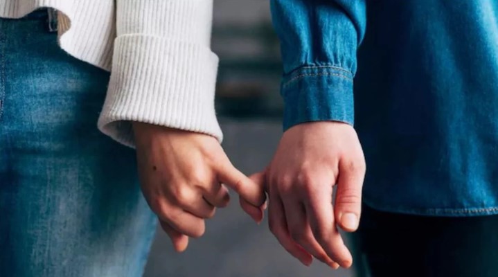 16 साल छोटी लड़की से हुआ प्यार, फिर तबाह हुई शादीशुदा जिंदगी, 28 लाख देने के बाद भी हो रहा ब्लैकमेल