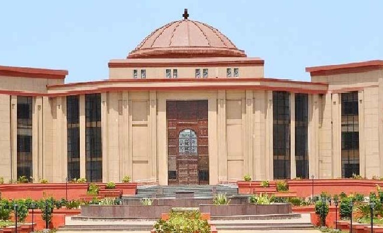 कलेक्टर और SDO ने नहीं माना हाईकोर्ट का आदेश! अफसरों के खिलाफ दायर हुई याचिका, हो सकता है एक्शन