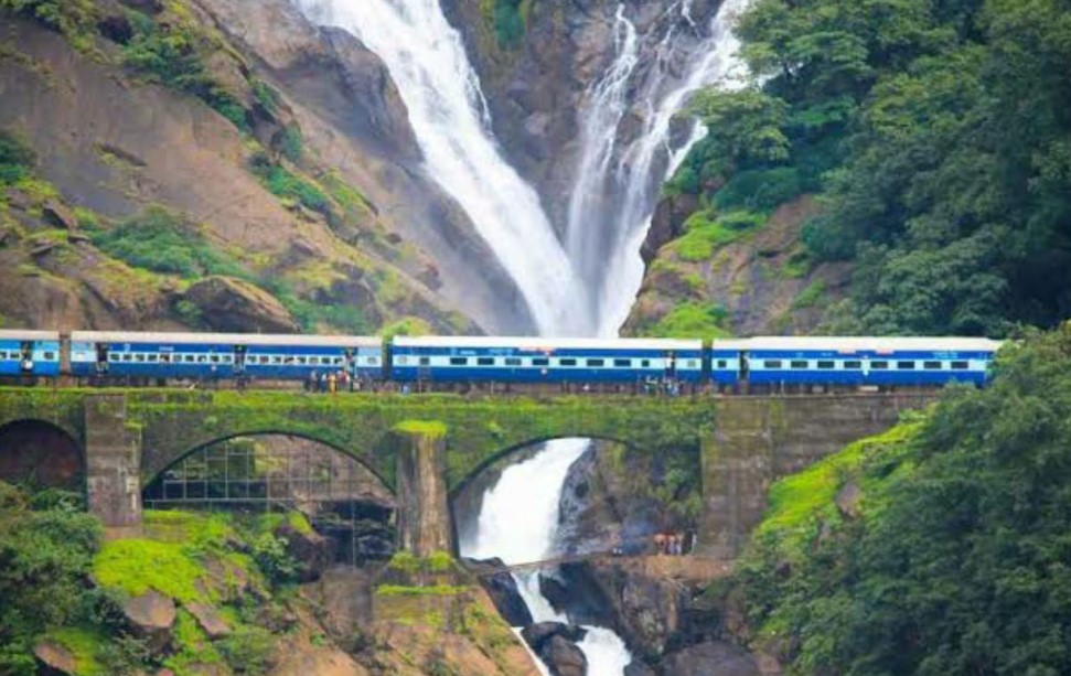 2000 ब्रिज और 90 टनल से लेकर 7000 फीट की ऊंचाई पर चलती है रेल, ये हैं भारत की सबसे खूबसूरत ट्रेन जर्नी