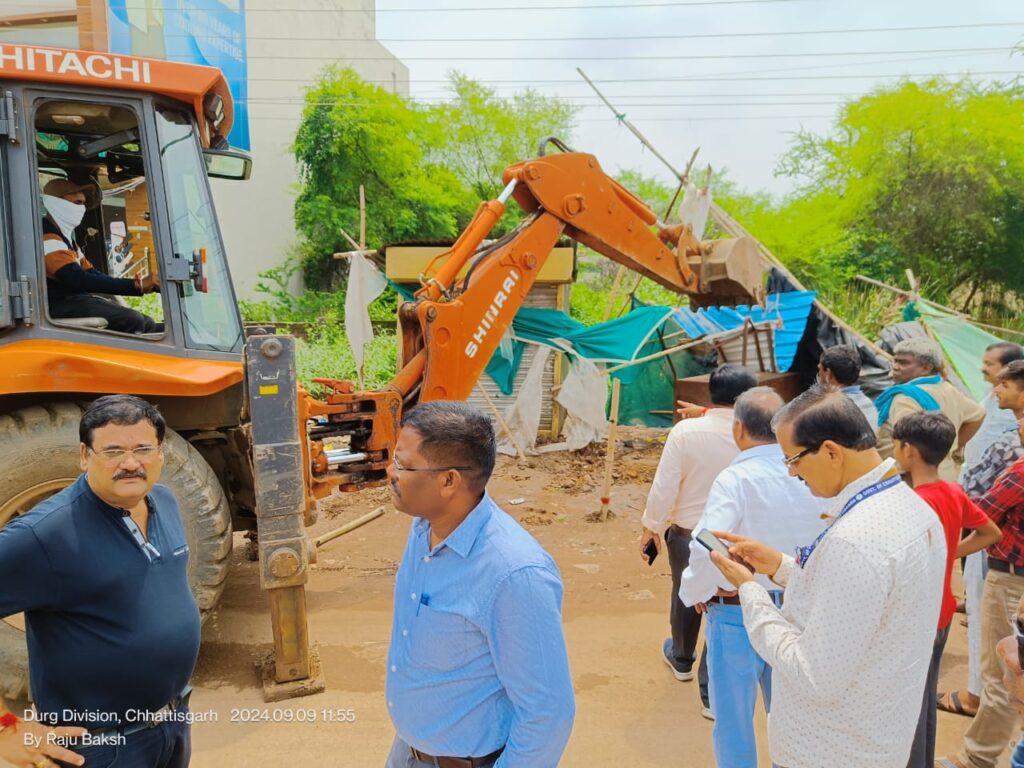 नगर निगम भिलाई द्वारा शासकीय भूमि पर अतिक्रमण कर बनाये गये दुकानों को हटाया गया