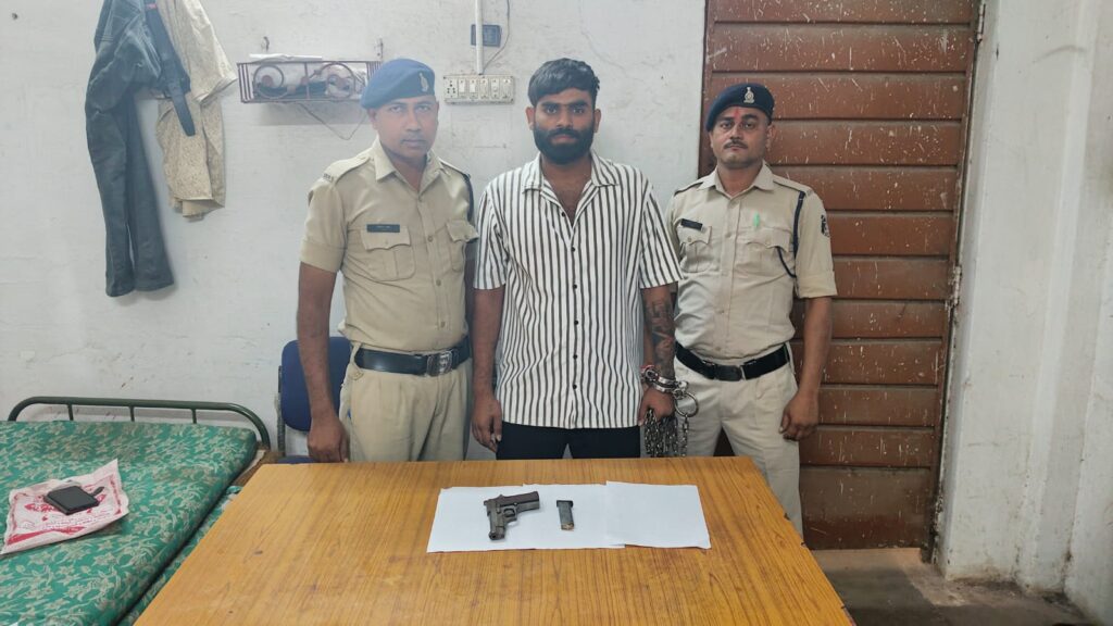 खुर्सीपार का आदतन बदमाश इंदर सिंह पिस्टल व 2 कारतूस के साथ गिरफ्तार