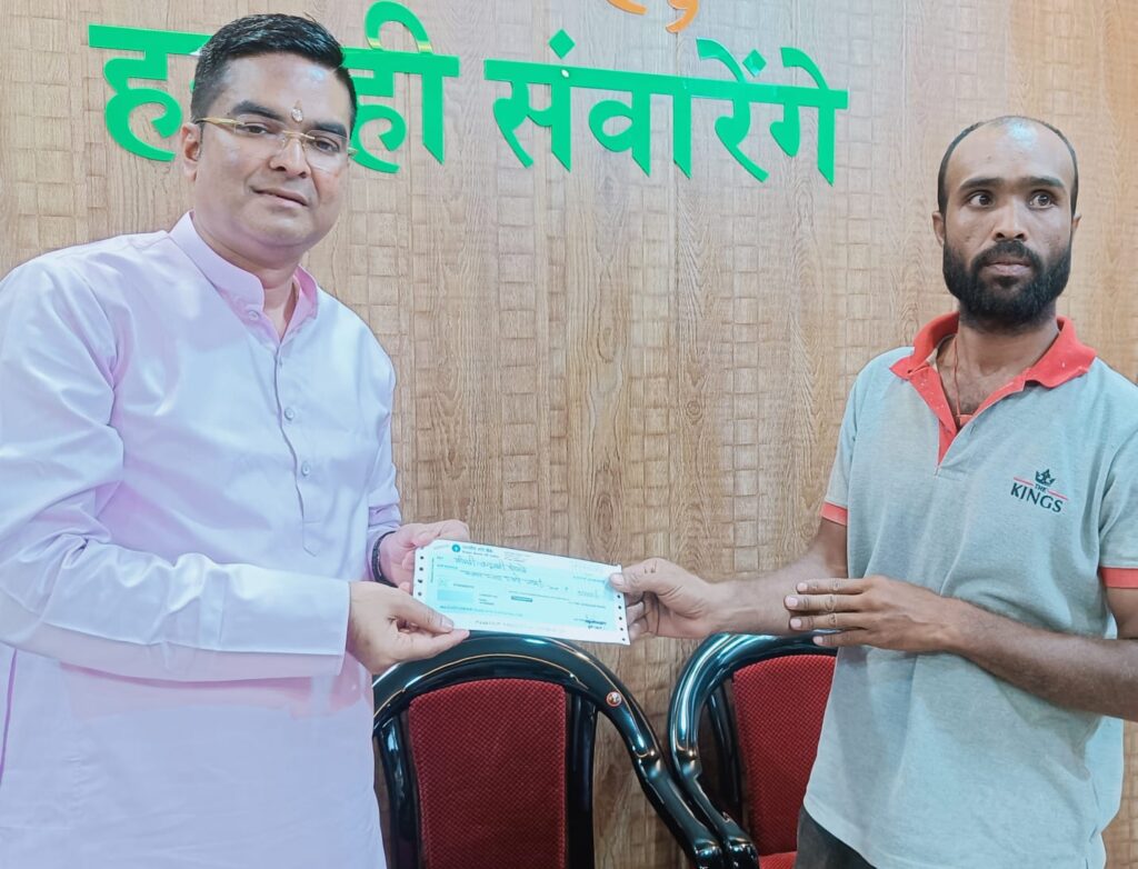 वैशाली नगर की महिला एम्स में भर्ती, पति ने लगाई मदद की गुहार, विधायक रिकेश सेन ने सौंपा 50 हजार का चेक
