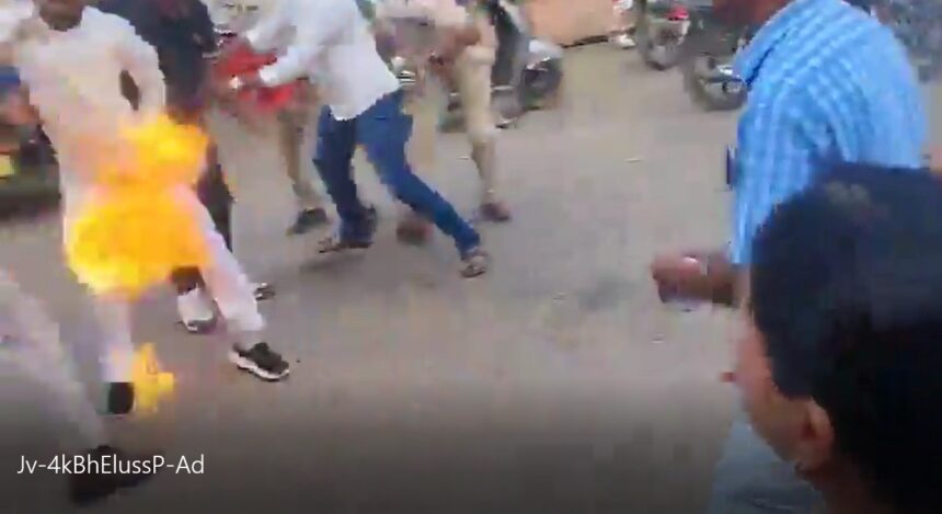 विरोध प्रदर्शन के दौरान बाल बाल बचे नेता जी, कुर्ते में लगी आग, मची भगदड़, देखें वीडियो
