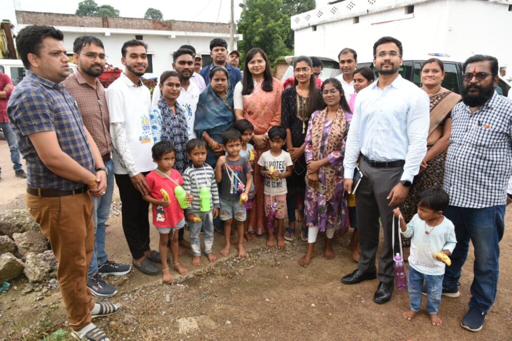 कलेक्टर ने आंगनबाड़ी केन्द्र में मनाये जा रहे वजन त्यौहार का किया निरीक्षण