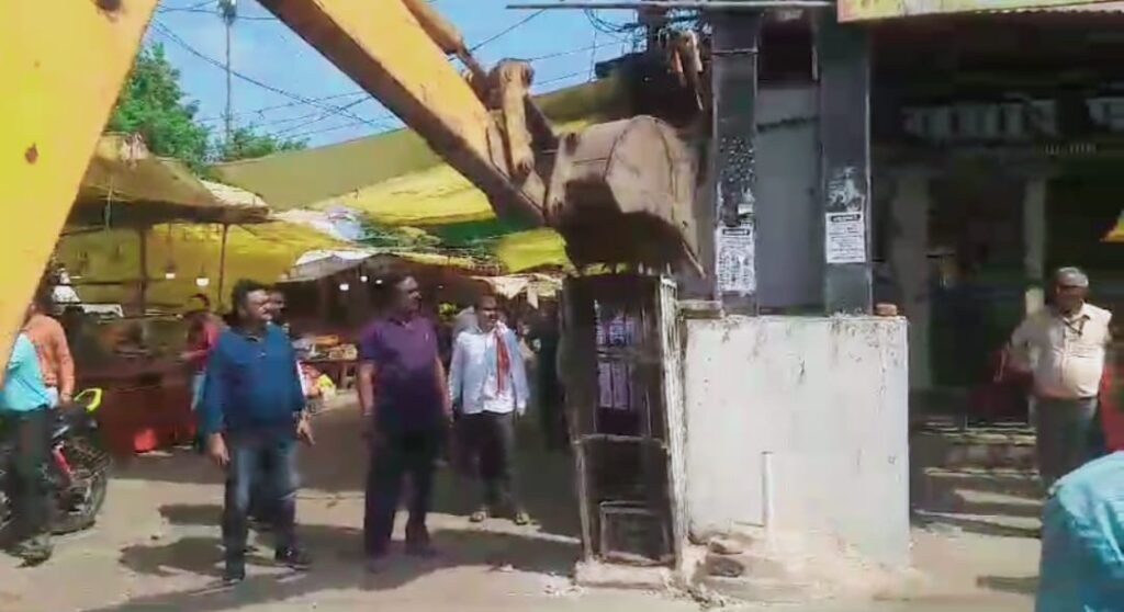 नंदनी रोड के अवैध तोड़फोड़ कार्रवाई पर विधायक ने नाराजगी जाहिर की, निगम अधिकारियों की CM से शिकायत