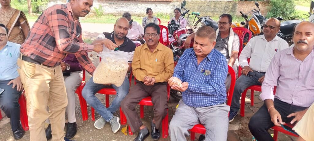 लंच में खाया चना-मुर्रा और लगाए नारे, हड़ताल से निगम में पसरा सन्नाटा