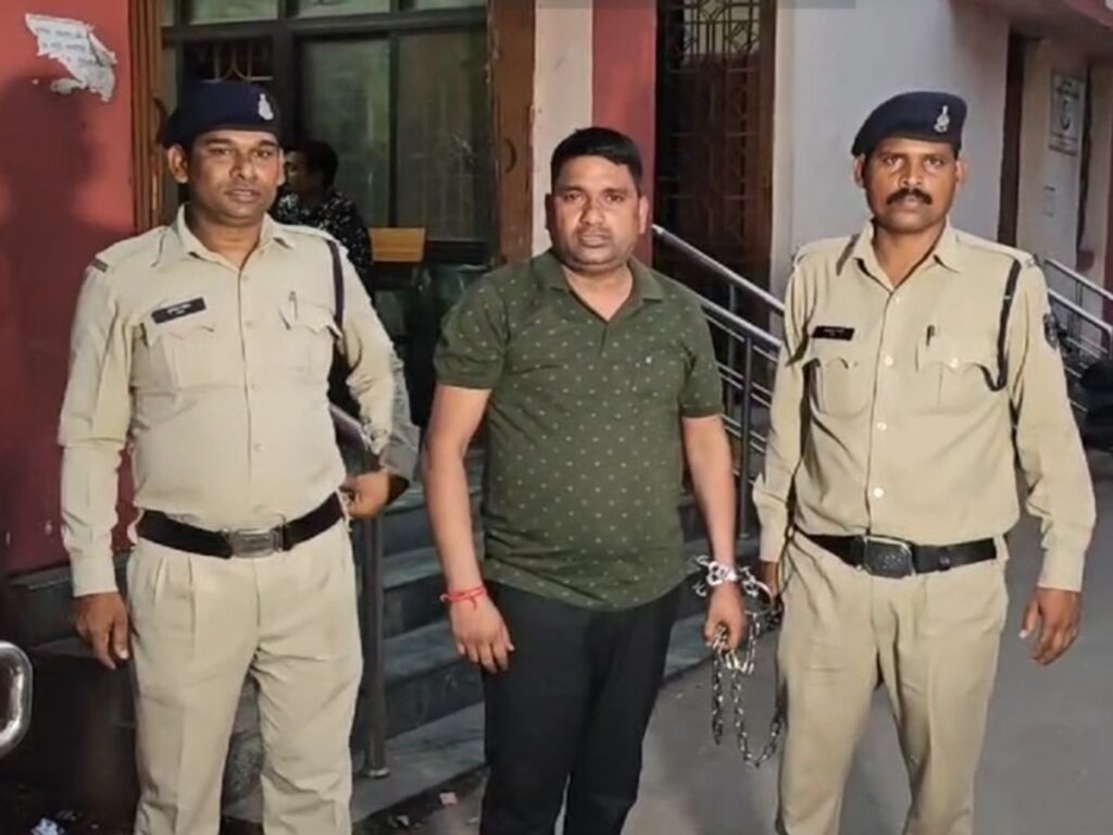 रायपुर में नौकरी लगवाने 20 लोगों से ठगे 60 लाख:आरोपी टीचर बोला- मेरा नेताओं के साथ है उठना-बैठना, महीनेभर में नौकरी पक्की