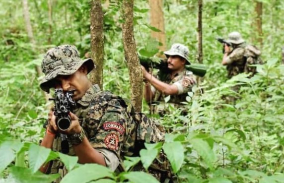 दंतेवाड़ा में सबसे बड़ी मुठभेड़: सुरक्षाबलों ने 32 नक्सली किए ढेर, भारी मात्रा में मिला गोला-बारूद; एनकाउंटर जारी