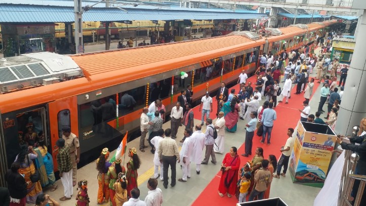 दुर्ग-विशाखापतनम वंदे भारत को नहीं मिल रहे यात्री, नुकसान से बचने रेलवे ले सकता है बड़ा फैसला