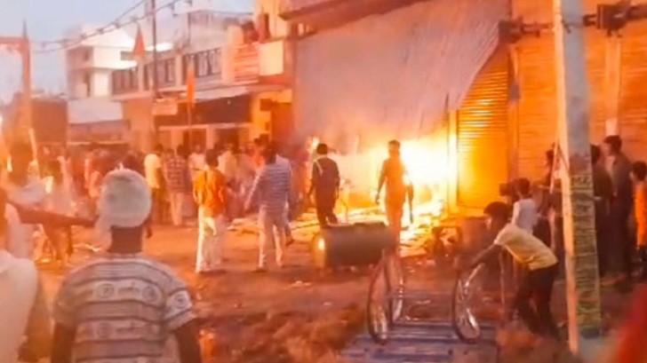 बहराइच में दुर्गा विसर्जन के दौरान फायरिंग-पत्थरबाजी, युवक की मौत:विरोध में हिंसा, अस्पताल जलाया, गाड़ियों के शोरूम भी फूंके; इंटरनेट बंद