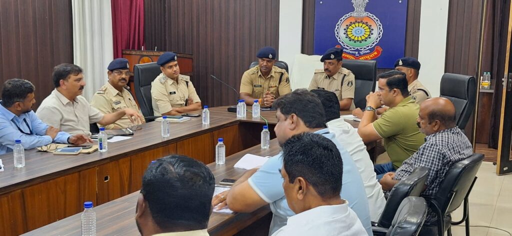 दुर्ग सेक्टर 6 कंट्रोल रूम में पुलिस और जिला प्रशासन ने ट्रक ट्रेलर ट्रांसपोर्टस एसोसिएशन के पदाधिकारियों की बैठक ली