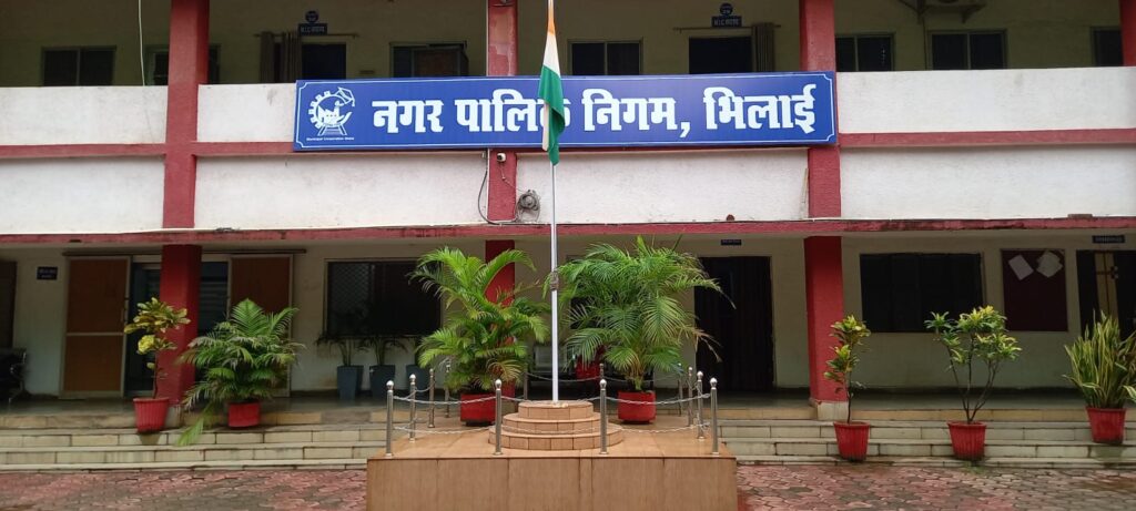 माननीय उच्च न्यायालय के आदेश पर अधिकारी को भारमुक्त नहीं किया जा सका