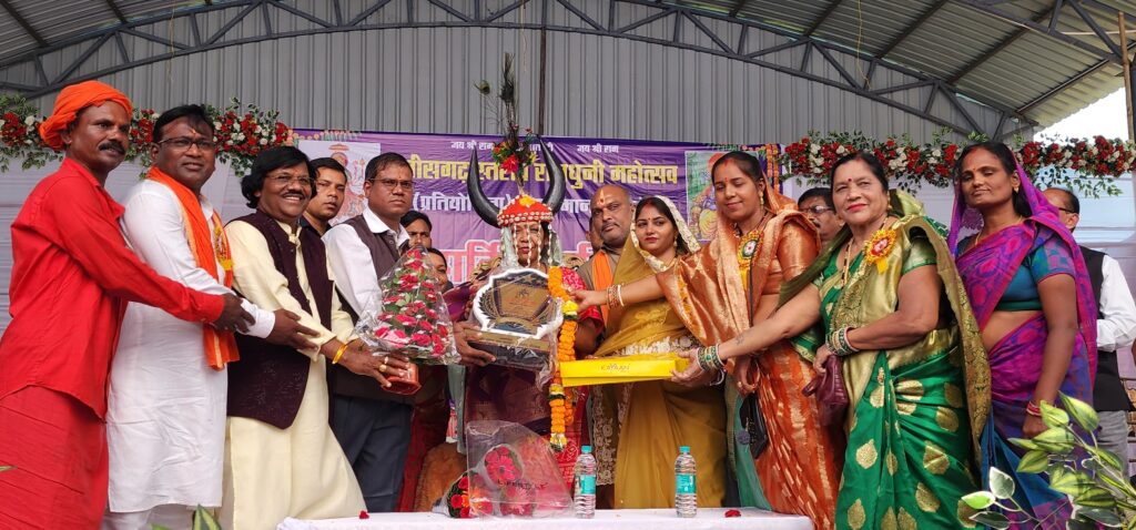 एक हजार रुपये लाख के बराबर है–कौशिल्या साय : बैकुंठधाम मन्दिर नेवई में राज्य स्तरीय रामधुनी प्रतियोगिता शुरु