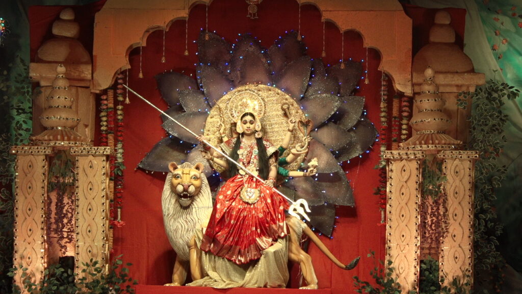 चैतन्य देवियों की झांकी बनी लोगों के आकर्षण का केंद्र ;अष्टभुजाधारी दुर्गा मां की अष्ट शक्तियां हम सभी में मां के रूप में विद्यमान