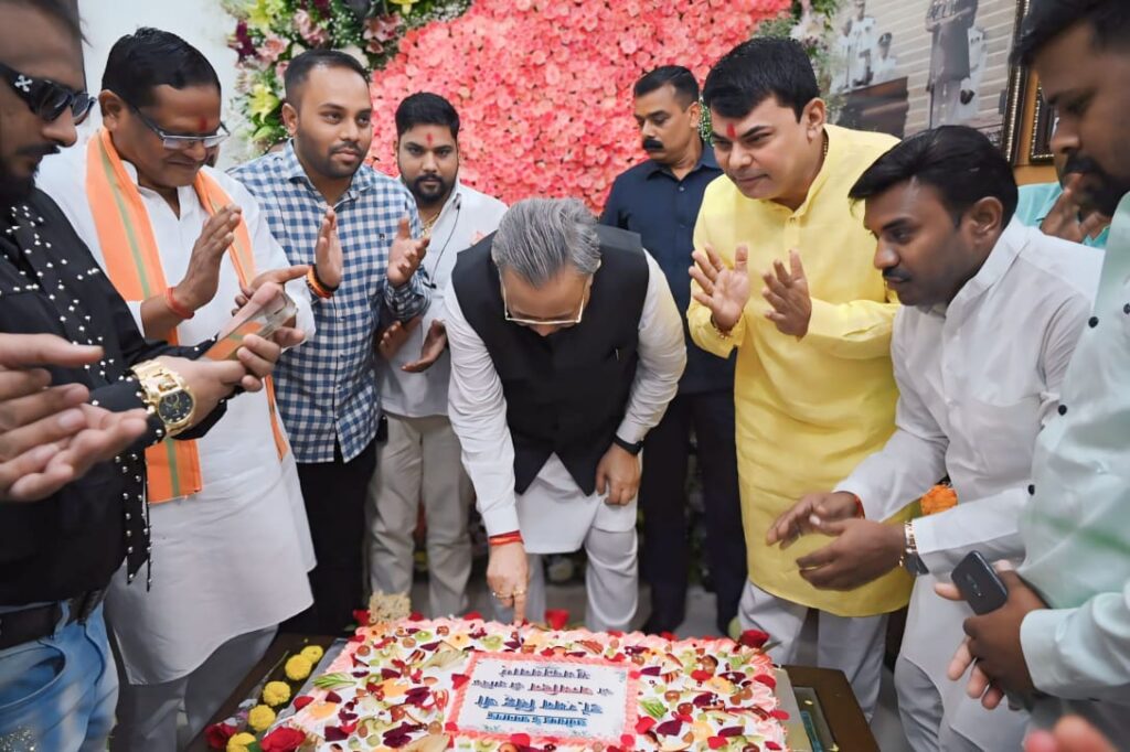 बोल बम सेवा समिति ने मनाया डॉ रमन सिंह का जन्मदिन