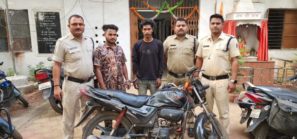 लिफ्ट लेने के बहाने मोटर सायकल चोरी करने वाले दो युवक गिरफ्तार