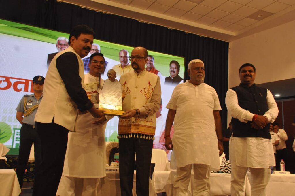 मां शारदा समर्थ चेरिटेबल ट्रस्ट को स्वच्छता के क्षेत्र में राज्यपाल रमन डेका के हाथों मिला सम्मान