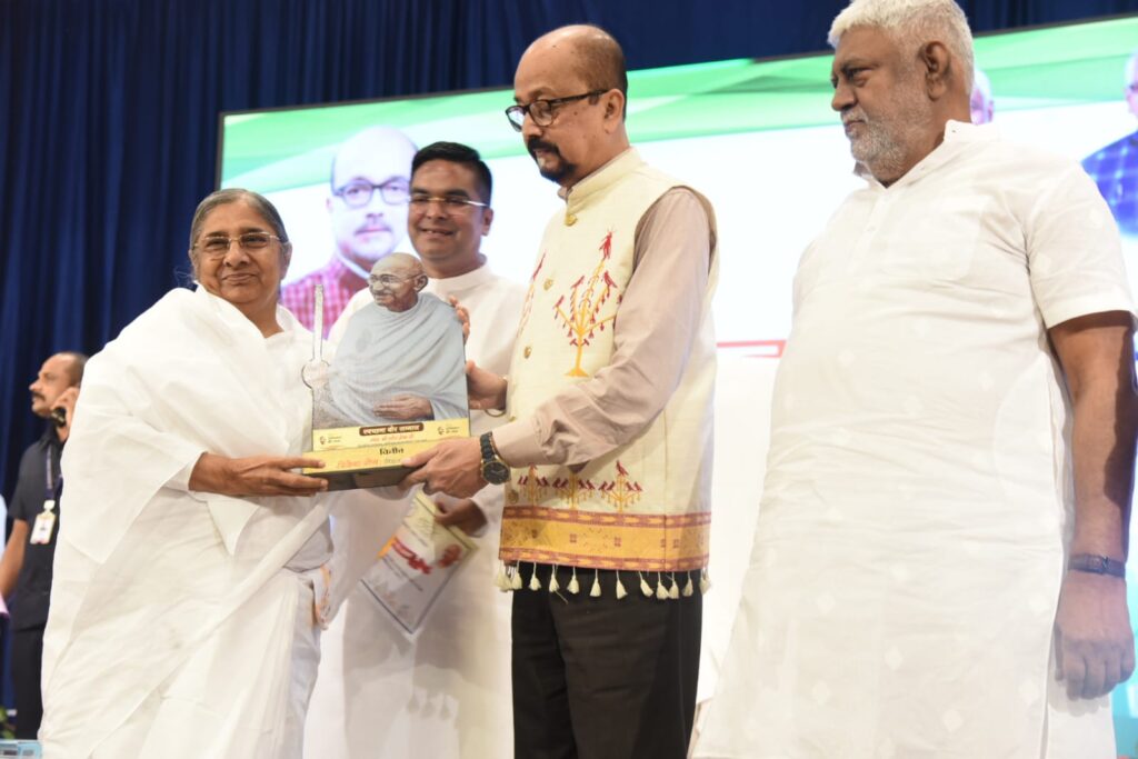 छत्तीसगढ़ के राज्यपाल रमेन डेका द्वारा ब्रह्माकुमारी आशा दीदी जी को स्वच्छता वीर सम्मान से अलंकृत किया गया