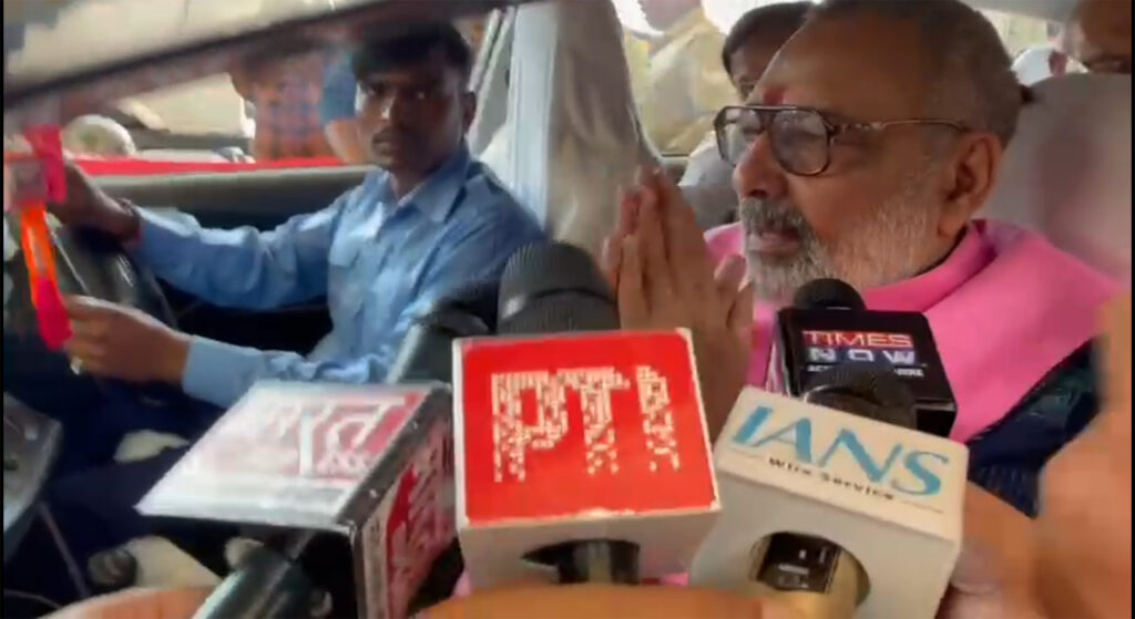 वाराणसी पहुंचे केंद्रीय मंत्री गिरिराज सिंह का सपा कांग्रेस पर बड़ा निशाना