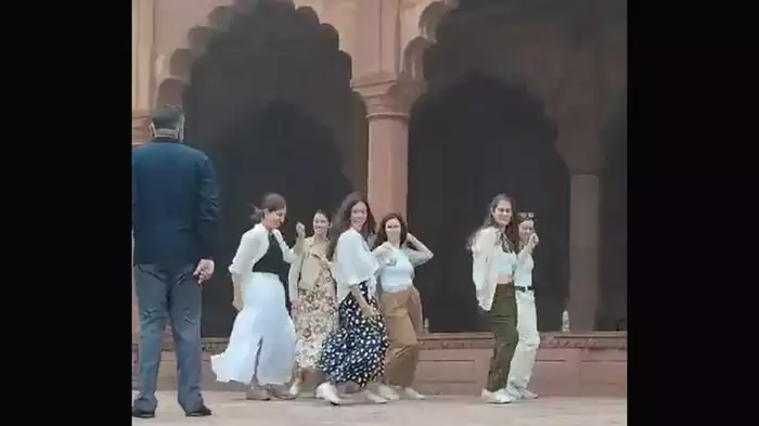 आगरा के ताजमहल में विदेशी टूरिस्ट्स ने बनाई रील, गाइड पर गिर गई गाज, जब्त हुआ लाइसेंस