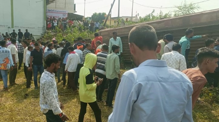 बालोद में रफ्तार का कहर: यात्रियों से भरी बस पलटी, 12 से अधिक गंभीर रूप से घायल