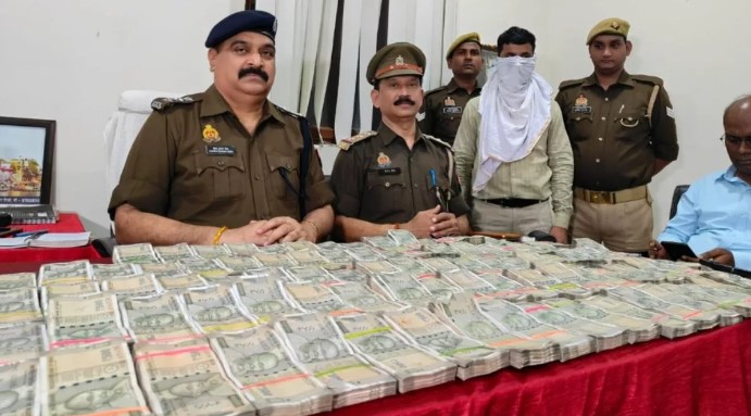 स्टेशन पर ट्रेन का इंतजार कर रहा था युवक, नोटों की गड्‌डी से भरा बैग मिला तो करने लगा हरकतें… जीआरपी ने किया गिरफ्तार