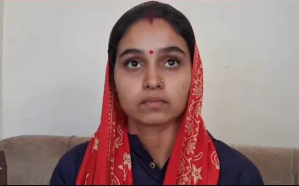 प्यार की यह कहानी है कुछ हटकर…दौड़ते-दौड़ते लड़की बांके जवान को दे बैठी दिल और फिर कर डाला गजब