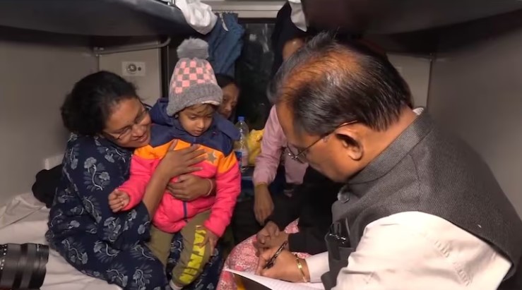 छत्तीसगढ़ सीएम को ट्रेन में देख भौचक्के रह गए पैसेंजर, कल आपको भी अपने बगल में बैठे मिल सकते हैं मुख्यमंत्री!