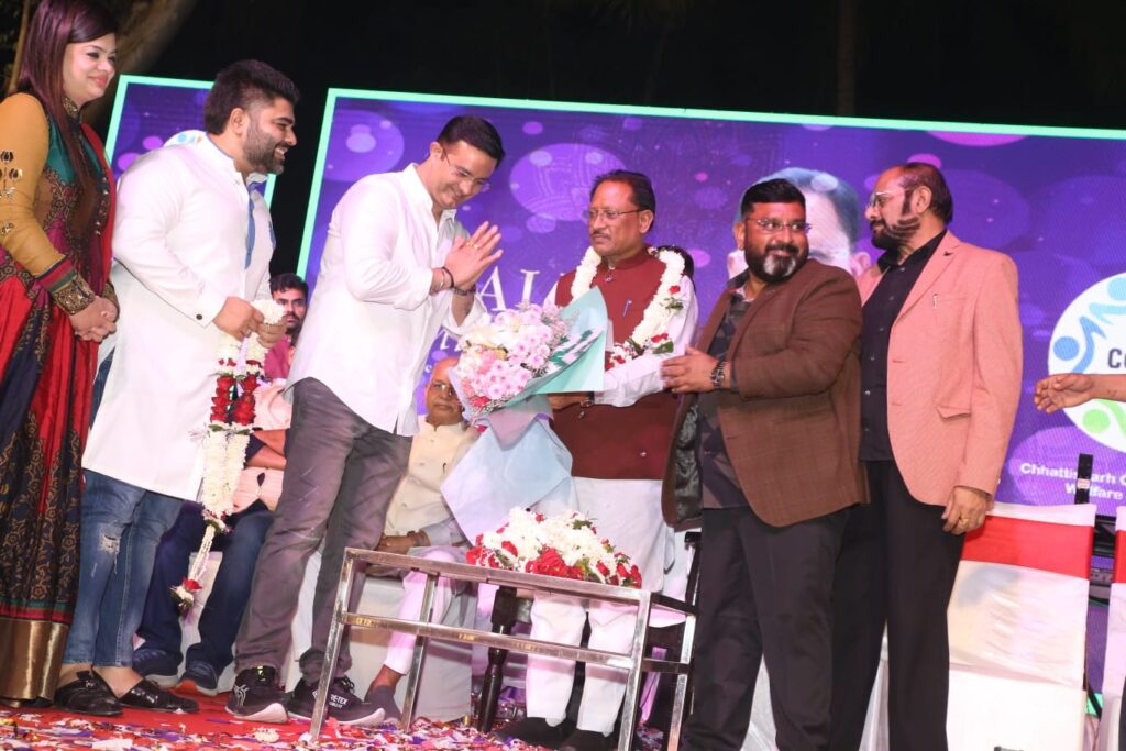 मुख्यमंत्री छत्तीसगढ़ सीमेंट ट्रांसपोर्ट वेलफेयर एसोसिएशन द्वारा आयोजित दीपावली मिलन समारोह में हुए शामिल