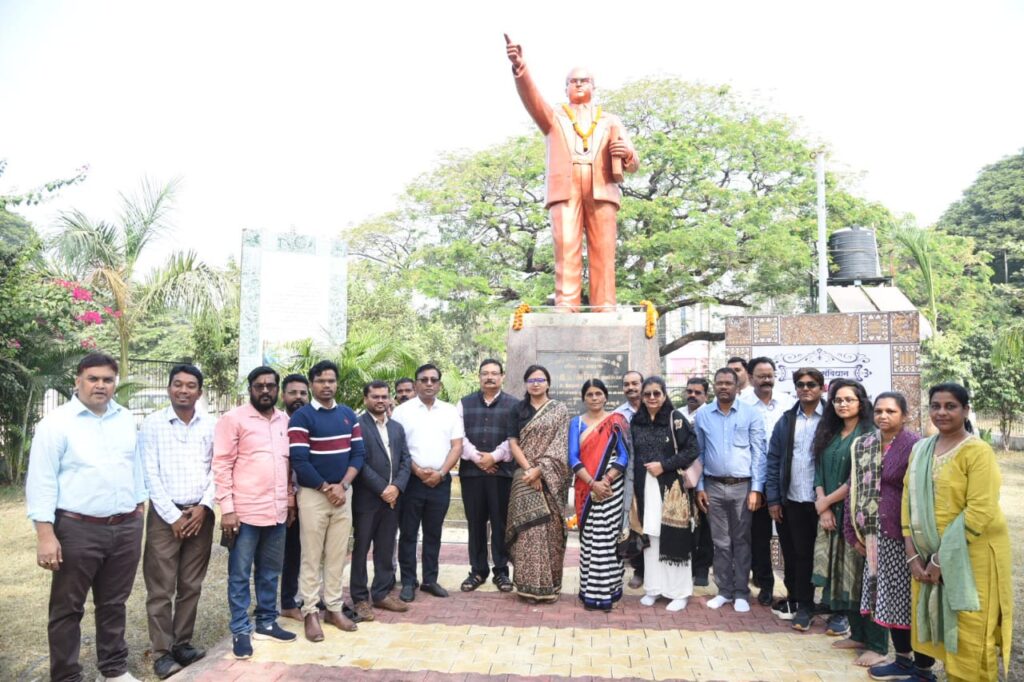 कलेक्टर सुश्री चौधरी ने संविधान के निर्माता डॉ. भीमराव अम्बेडकर की प्रतिमा पर किया  माल्यार्पण