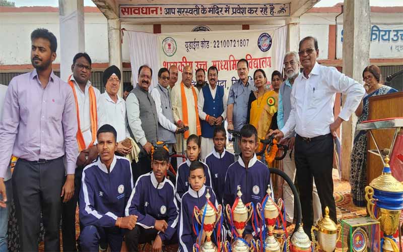 संकुल स्तरीय आयोजित खेल के पुरस्कार वितरण कार्यक्रम में सम्मिलित हुए विधायक व सांसद