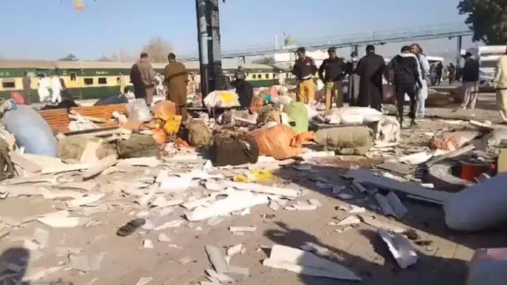बलूचिस्तान के क्वेटा रेलवे स्टेशन पर हुए बम विस्फोट में 21 लोगों की मौत हो गई और 30 से ज़्यादा लोग घायल