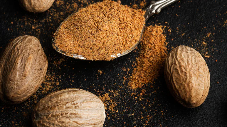 क्या आप जानते हैं दूध में जायफल पाउडर मिलाकर पीने से क्या होता है? चमत्कारिक फायदे जान आज से पीने लगेंगे आप