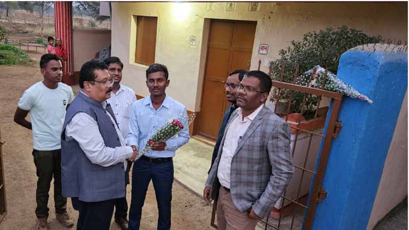 ए.डी.एम. के साथ जिला प्रशासन के टीम पहुंचा उत्तम के घर नगपुरा, पी.एस.सी. में सफलता पर दी बधाई