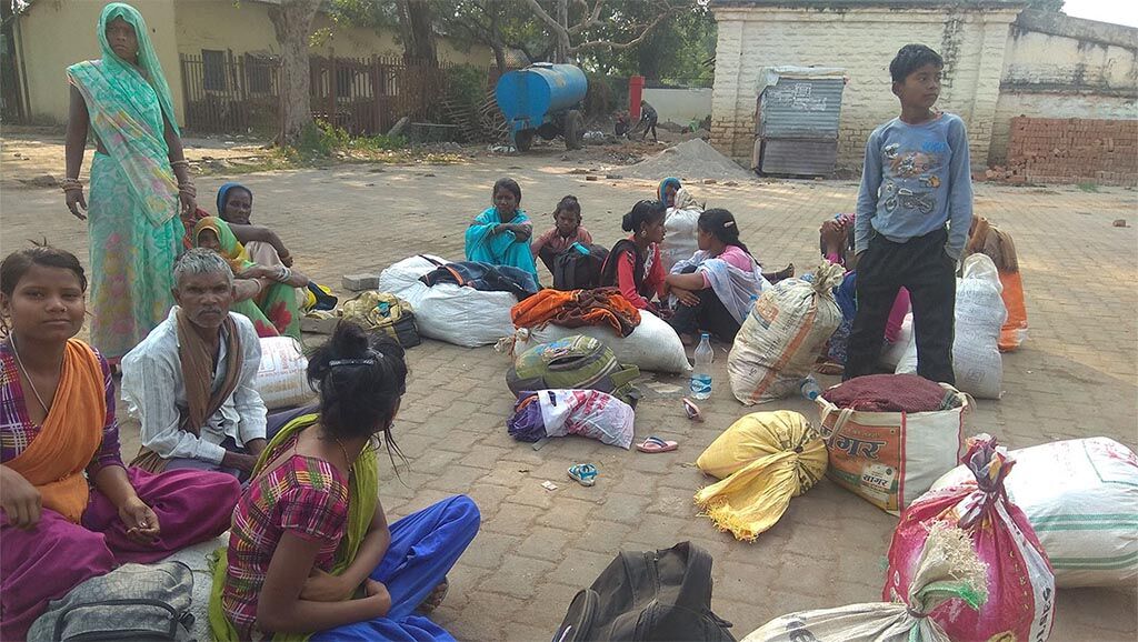 चित्रकूट से रोज भारी संख्या में पलायन कर रहे हैं लोग, बताई ये वजह