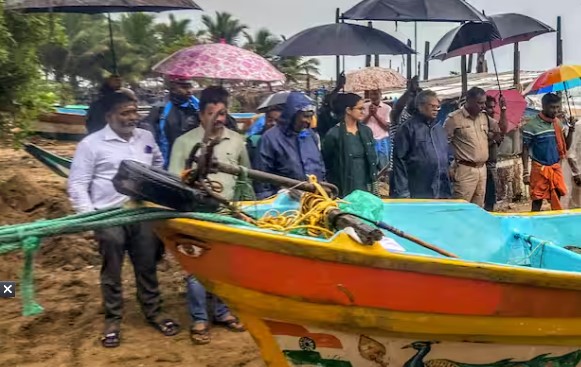 चक्रवाती तूफान फेंगल से चेन्नई में बाढ़, अस्पतालों-घरों में भरा पानी; स्कूल बंद