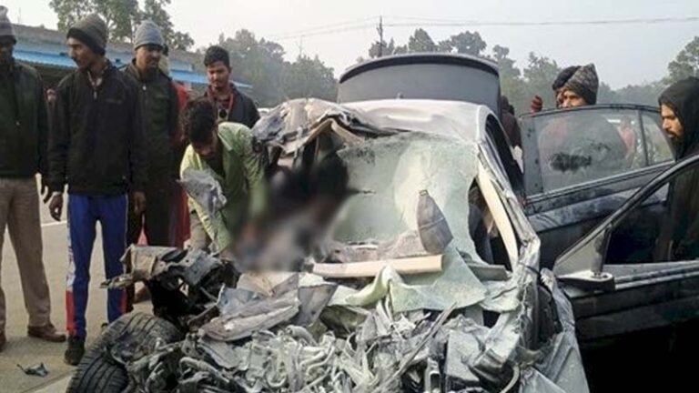 अंबिकापुर में भीषण सड़क हादसा, ट्रक से टकराई कार, 5 लोगों की मौत