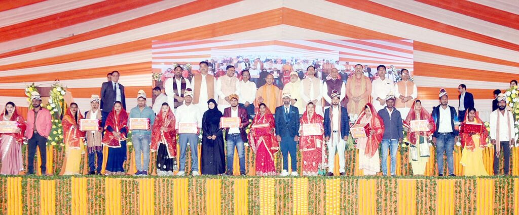 सीएम योगी ने कहा- ‘दहेज प्रथा पर कुठाराघात है सामूहिक विवाह योजना’, 1209 ज़ोड़े बंधे विवाह के बंधन में