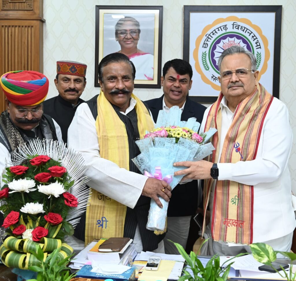 रायपुर में हुई अखिल भारतीय क्षत्रिय महासभा की बैठक, विधानसभा अध्यक्ष डॉ. रमन सिंह का हुआ सम्मान