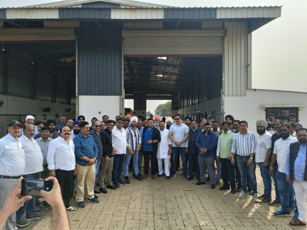 फिटनेस सेंटर में आ रही परेशानियों को इंद्रजीत सिंह छोटू के नेतृत्व में परिवहन आयुक्त से मिले यूनियन के प्रतिनिधि