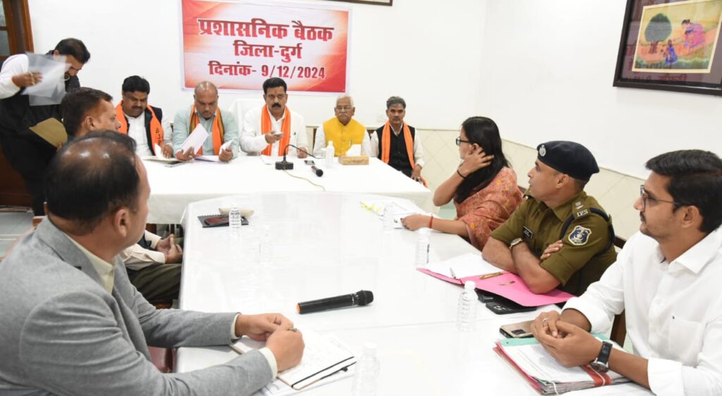 जिले के प्रभारी मंत्री श्री शर्मा ने ली प्रशासनिक अधिकारियों की बैठक, विभागीय कार्यों में कसावट लाने के दिये निर्देश