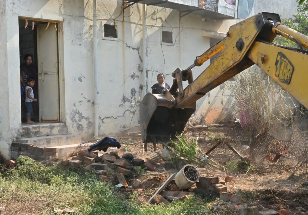 कुरूद में हो रहे अवैध अतिक्रमण पर बेदखली अभियान चलाया-निगम की टीम ने