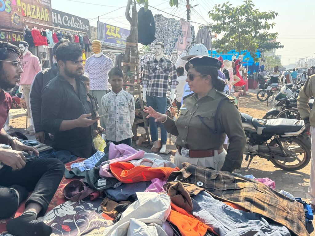 फुटपाथ पर दुकान लगाने वालों के पहचान पत्र की जांच, एक्शन से हड़कंप