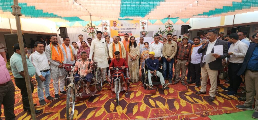 दुर्ग ग्रामीण विधायक ललित चंद्राकर ने दिव्यांग जानो को किया  ट्राइसिकल वितरण