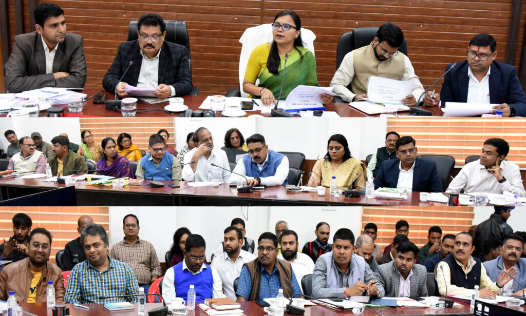 प्रधानमंत्री सूर्यघर योजना के सफल क्रियान्वयन हेतु कलेक्टर ने ली समीक्षा बैठक