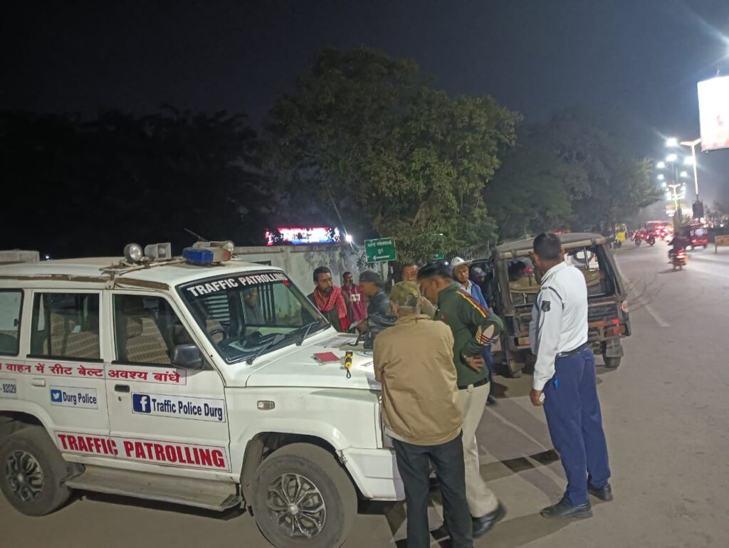 बिना हेलमेट दो पहिया वाहन चालकों एवं बिना सीट बेल्ट चार पहिया वाहन चालकों पर की जा रही है कार्यवाही