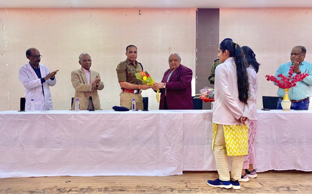 पुलिस अधीक्षक, दुर्ग व्दारा मेडीकल छात्रों को किया गया साईबर अपराधों से जागरूक